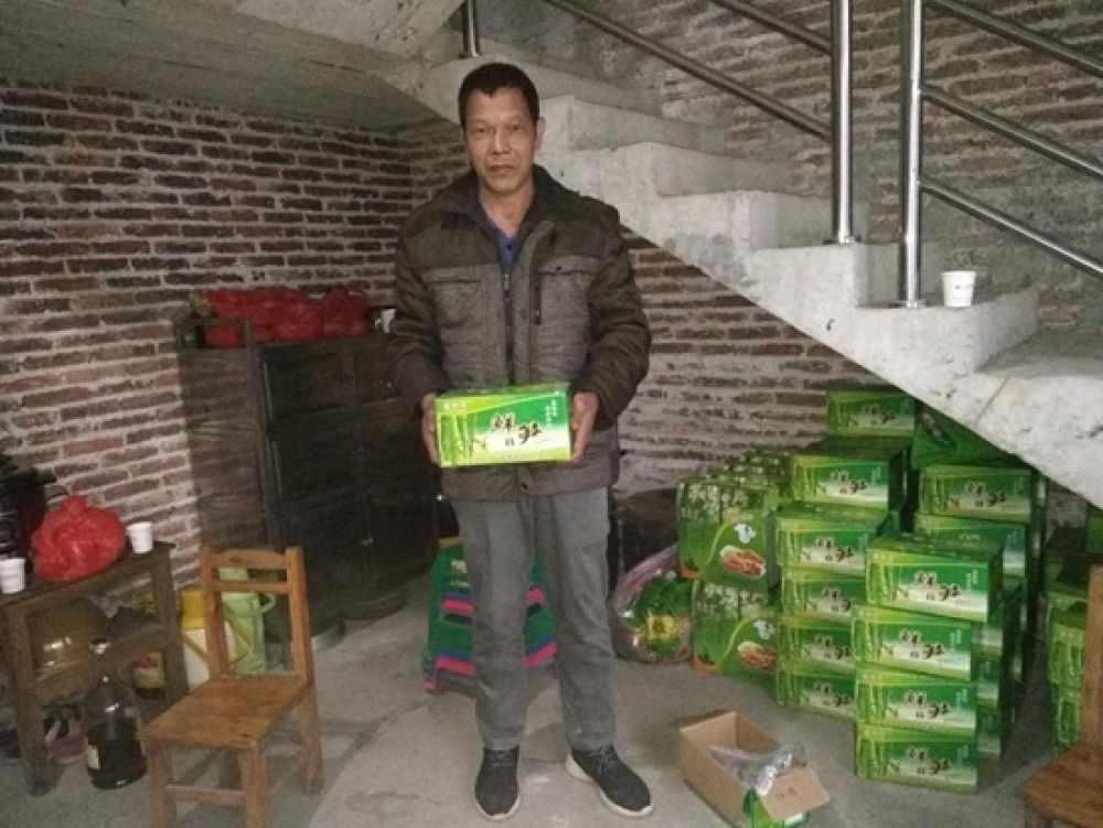 陆奕和向人民网记者展示自家卖的鲜笋 罗东文 摄.jpg