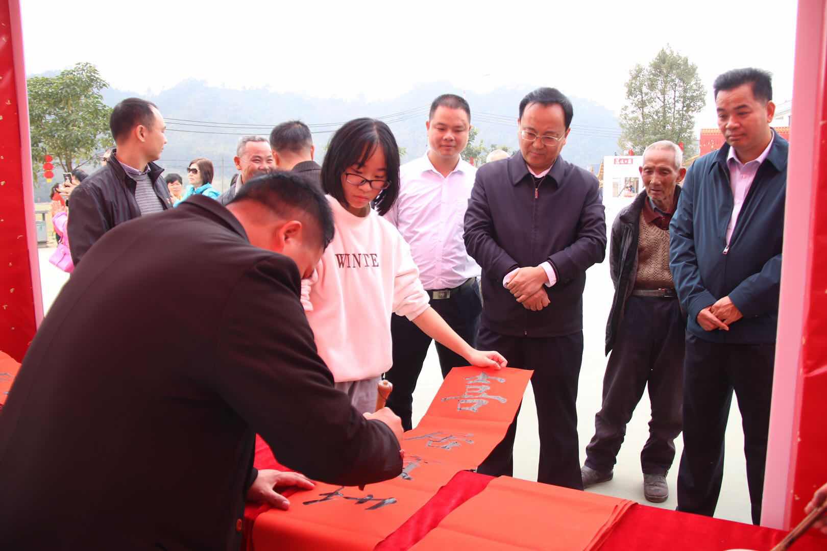 现场挥毫.jpg