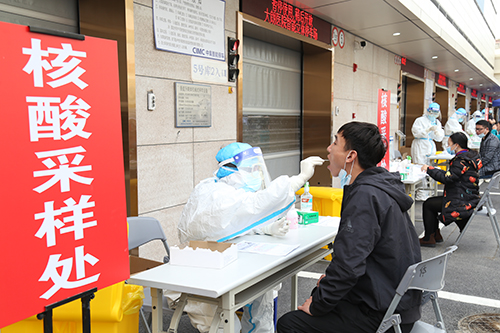 3【标题】大朗开足马力为市民提供核酸检测服务.JPG
