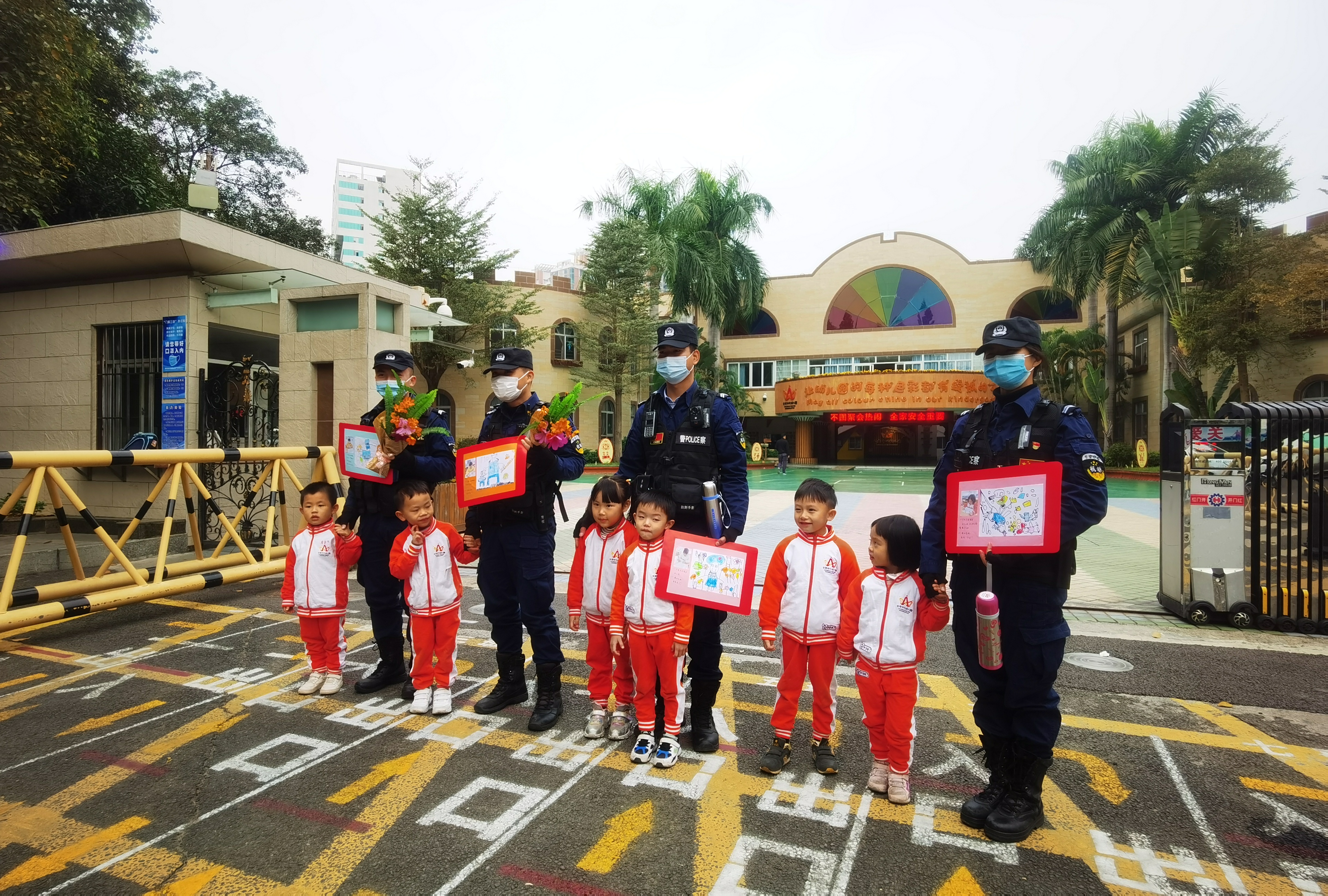 中心幼儿园警察节活动（王钰珏摄） (15).jpg