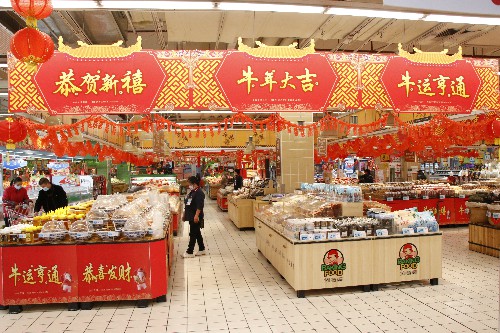 5【标题】超市已备足年货迎接新春 建议市民错峰购物 (2)~1.jpg