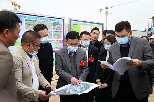 1【标题】镇人大代表视察教育扩容提质千日攻坚项目进度.JPG
