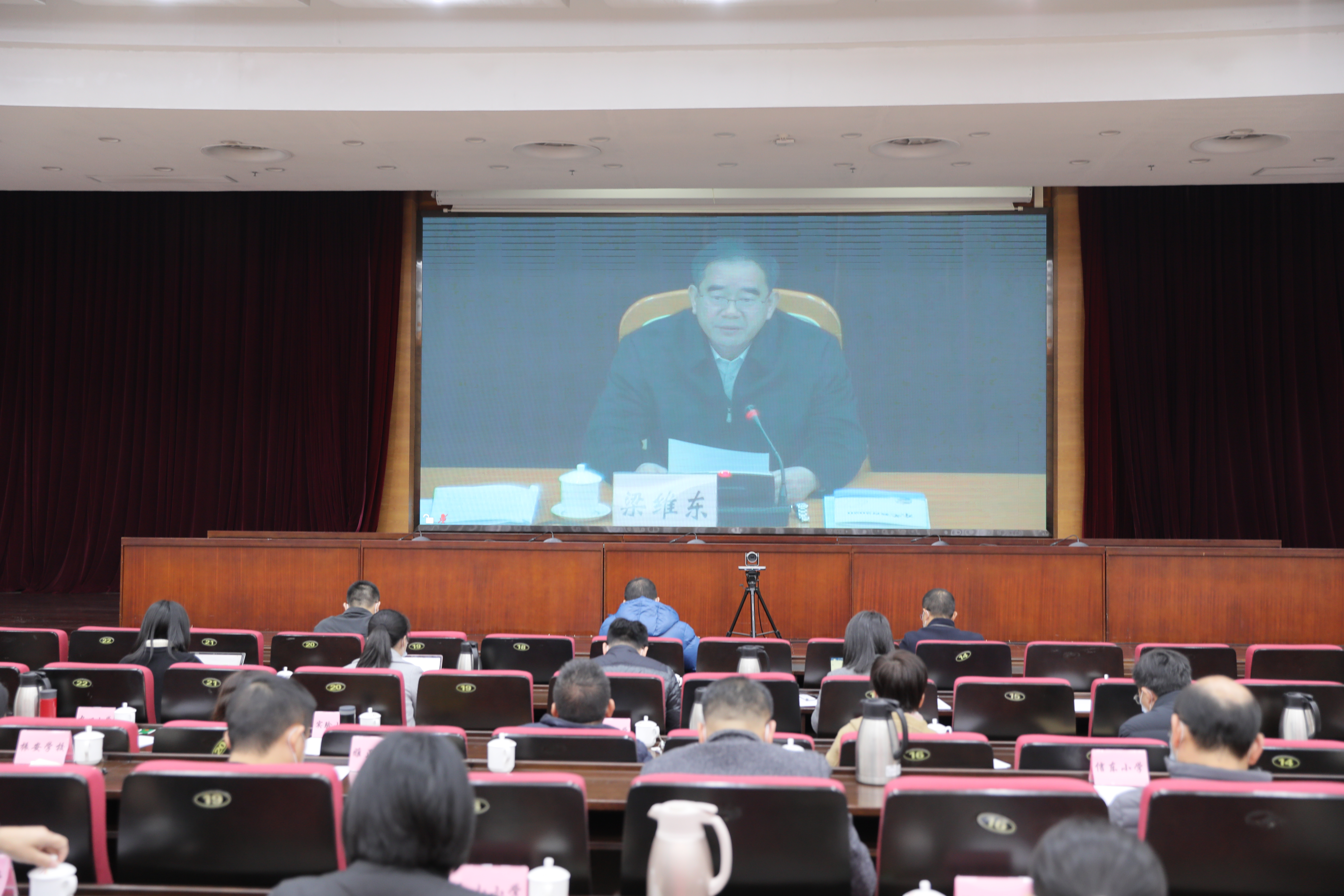 我镇组织收看东莞市推进品质教育建设大会.JPG