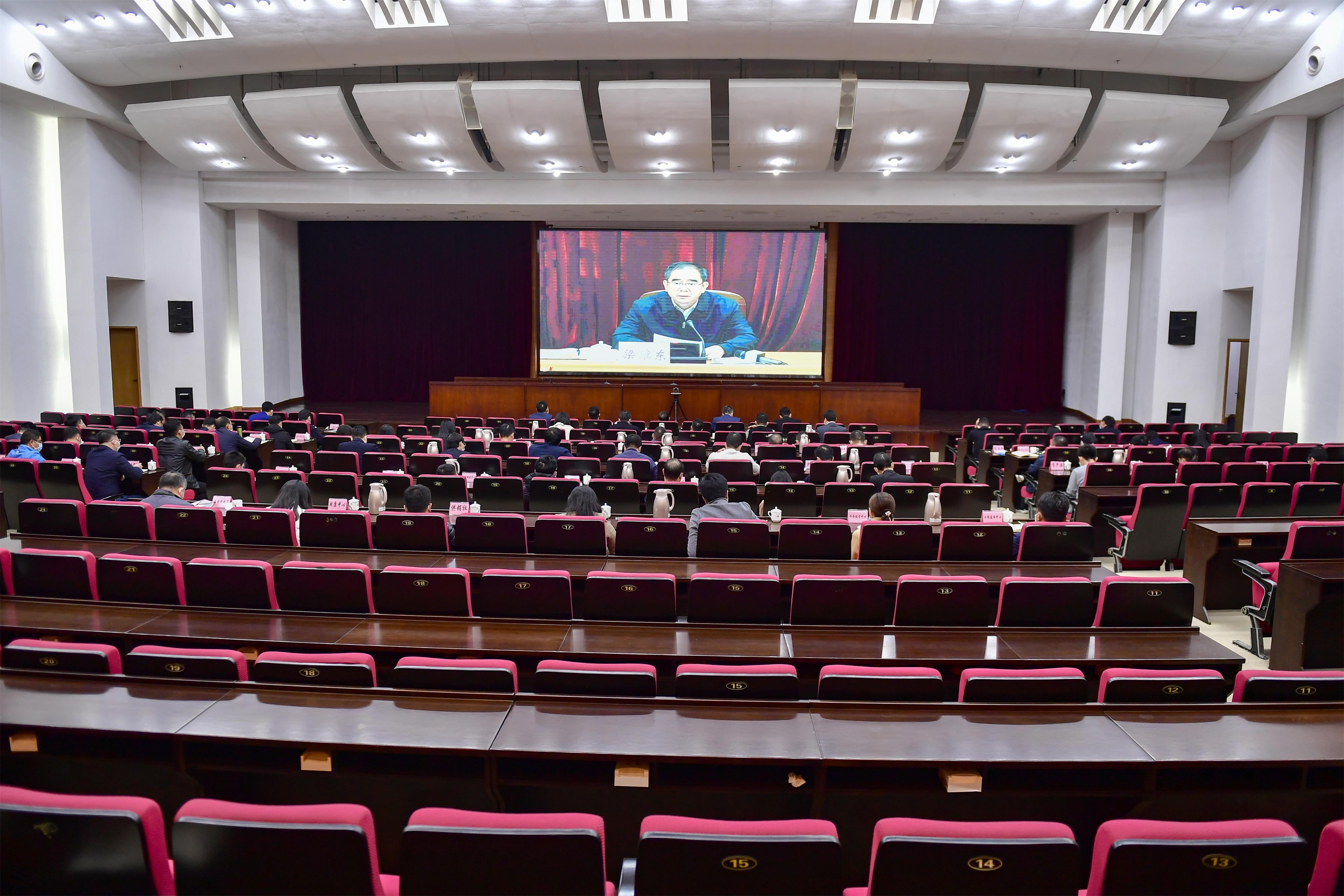 我镇组织收看全市新冠肺炎疫情防控暨岁末年初工作会议.JPG