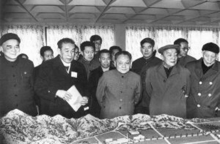 小平同志与王震（右一）、杨尚昆（右二）等同志观看蛇口建设规划模型。（1984年）.png
