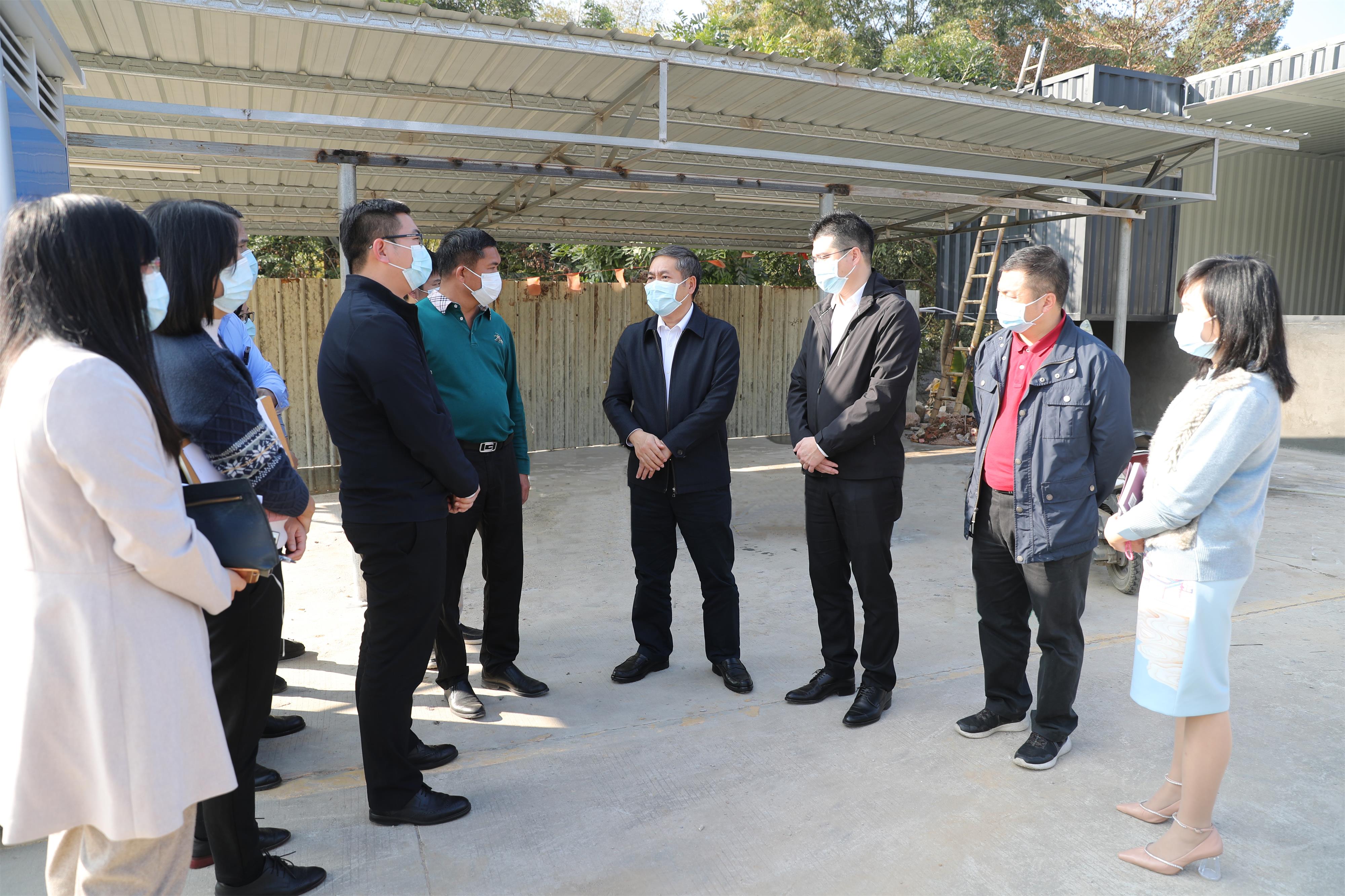 叶孔新调研跨境货车集中接驳点防疫工作.jpg