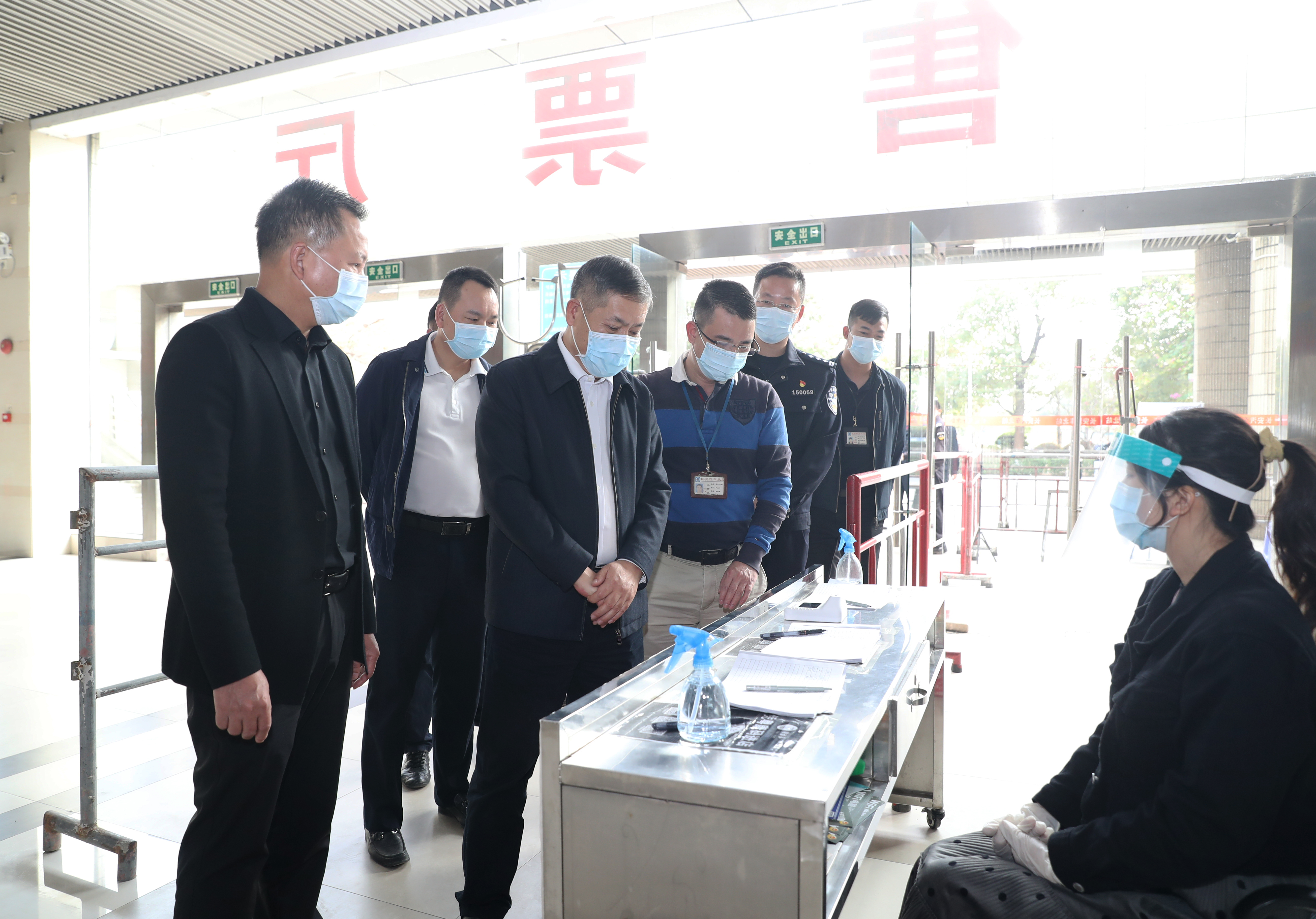 镇委书记叶孔新检查春运工作.JPG
