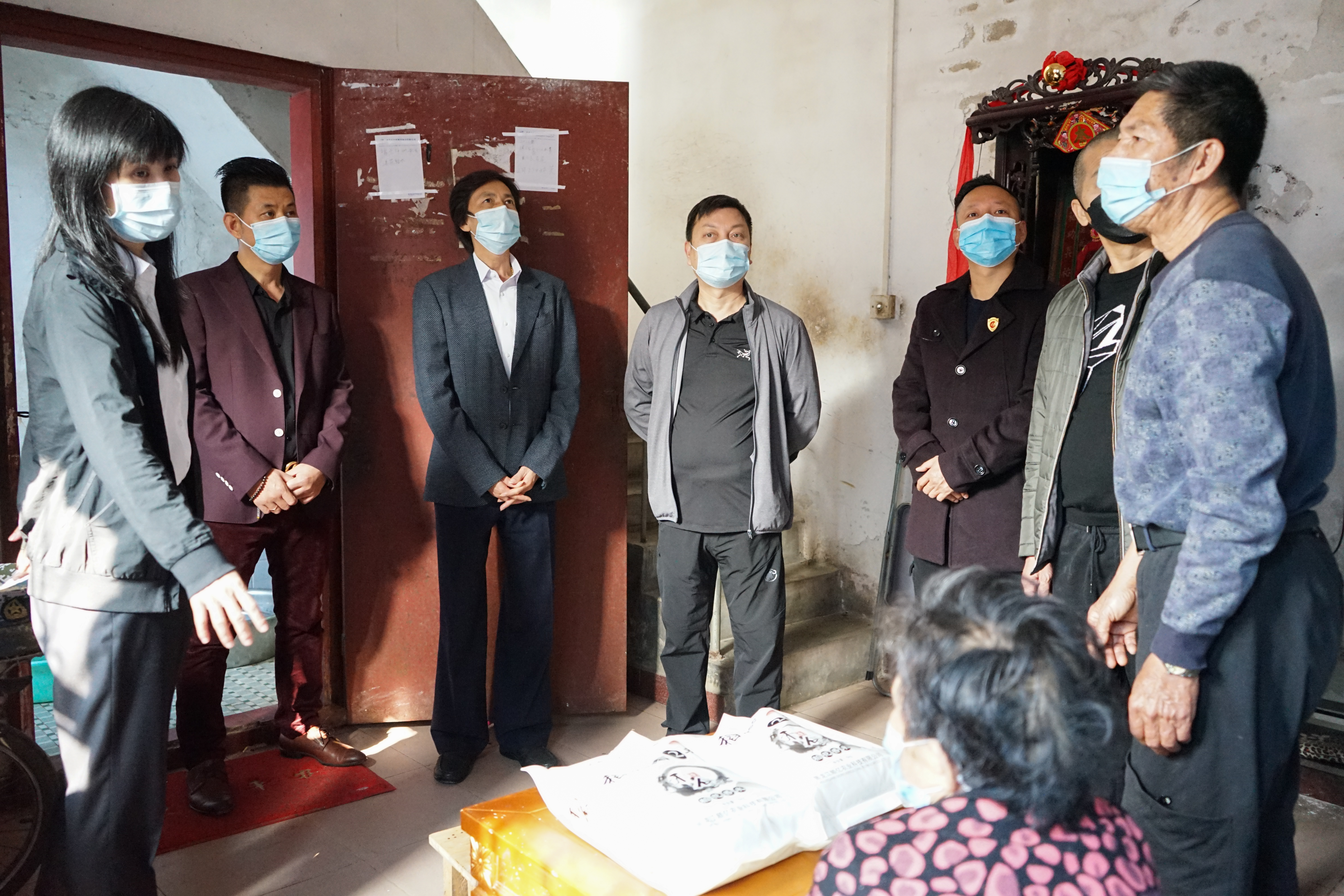 长安爱心人士为困难家庭翻新房子.jpg