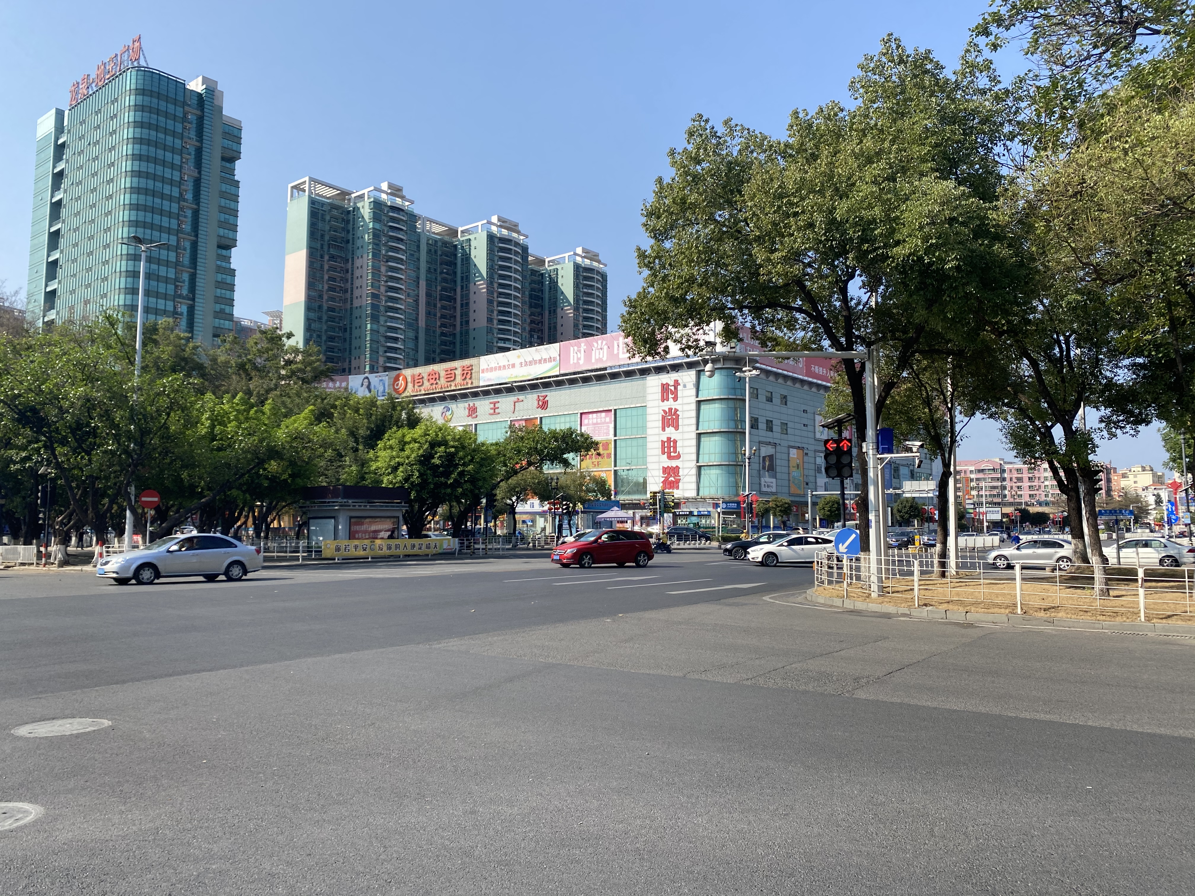 交警部门增派警力站岗执勤.jpg