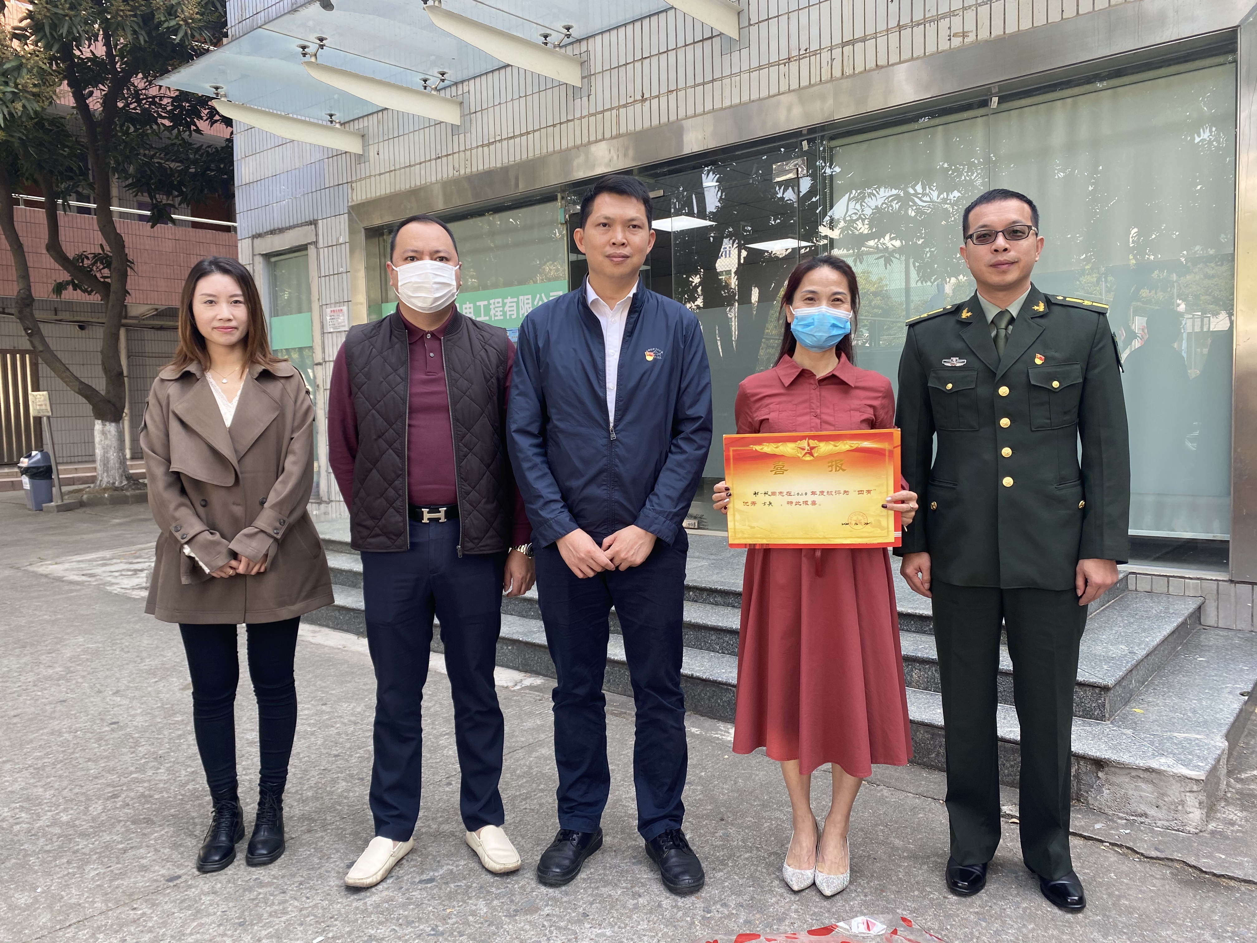 长安向“四有”优秀士兵送喜报 (4).jpg