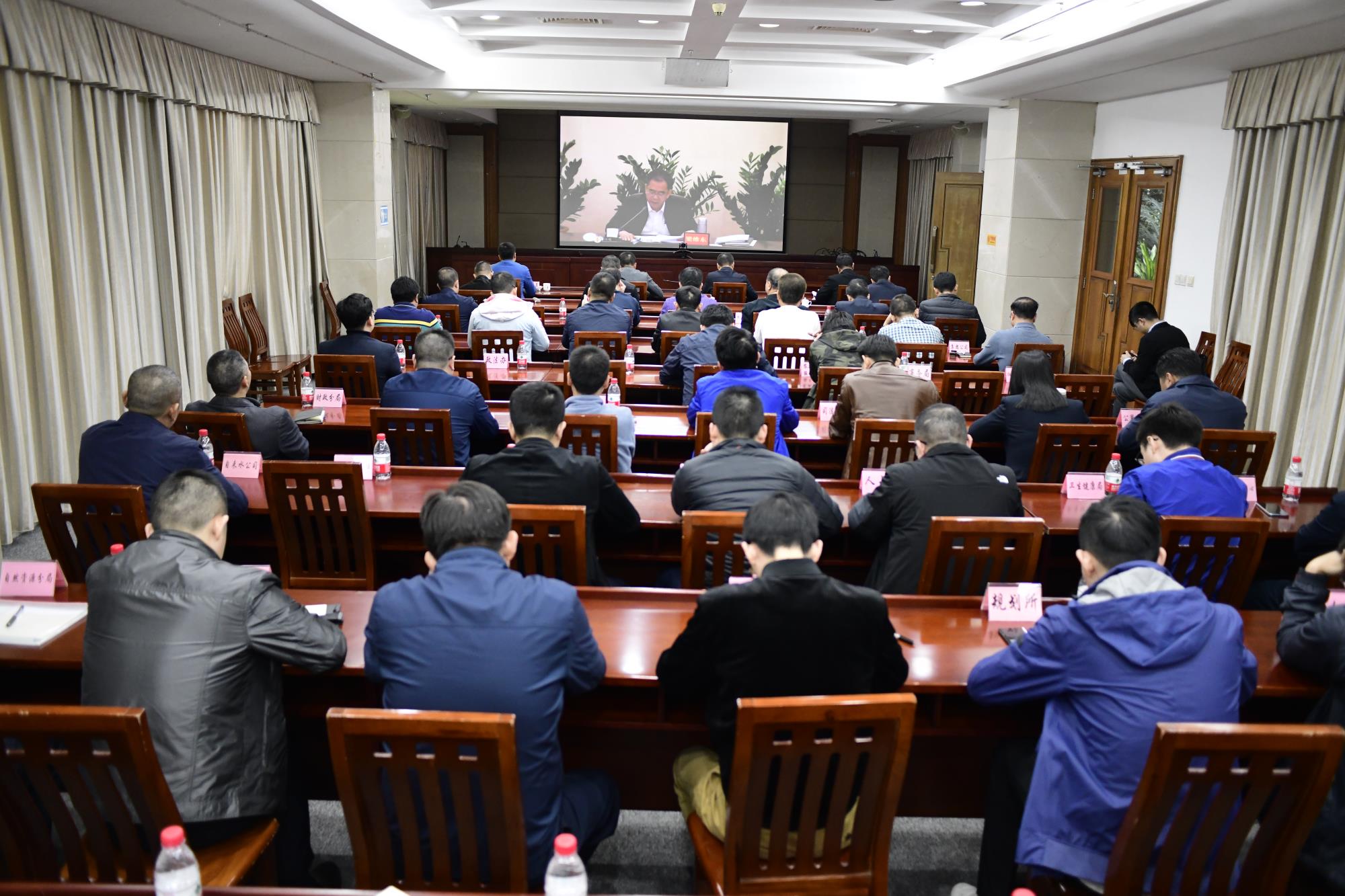 我镇组织收看市全面推行河长制工作领导小组电视电话会议.JPG