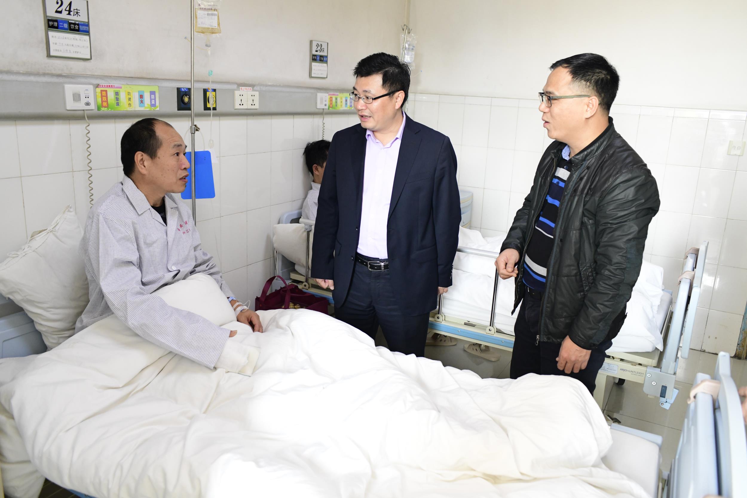 镇总工会开展工伤探视慰问活动.JPG