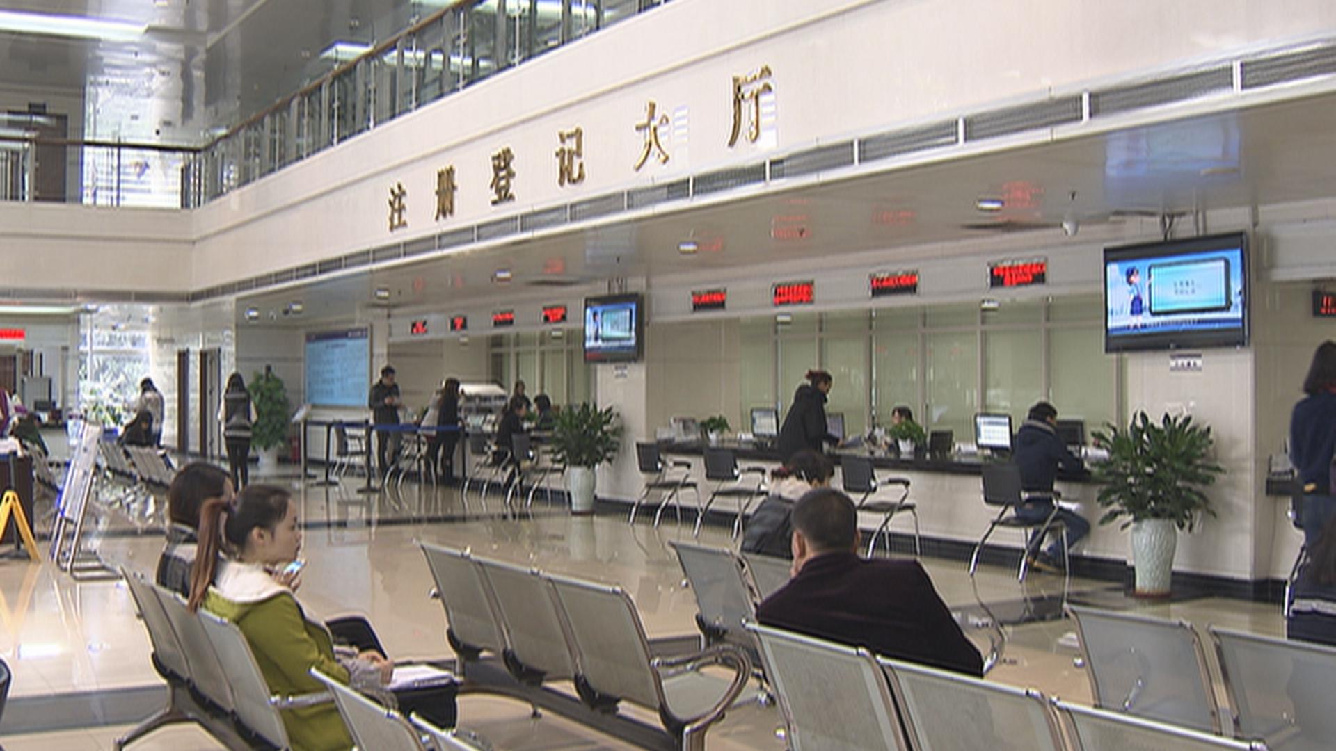 长安工商分局推进“个转企”工作.jpg