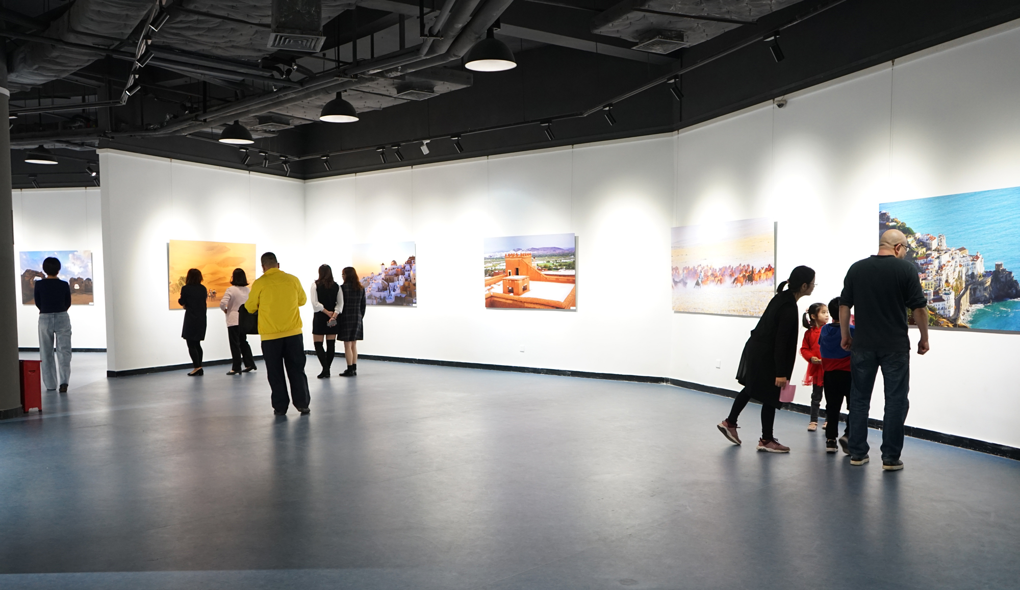 “一带一路”风情摄影展带市民走近丝路国家.jpg