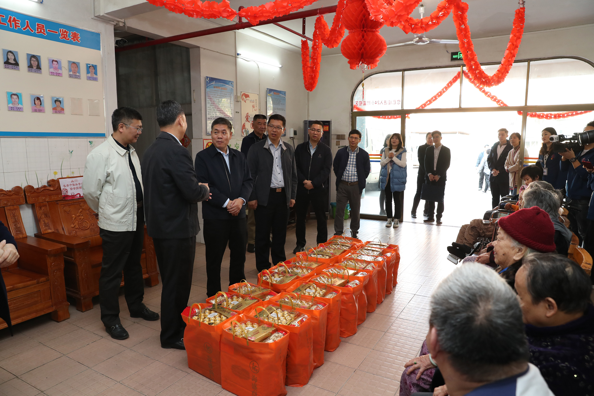 镇主要领导率队开展春节慰问活动.JPG