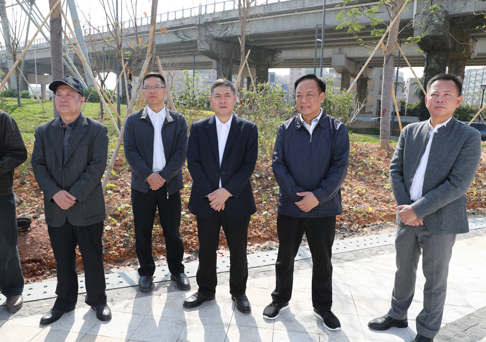 1机关退休干部参观茅洲河景观建设感受治水成果.jpg