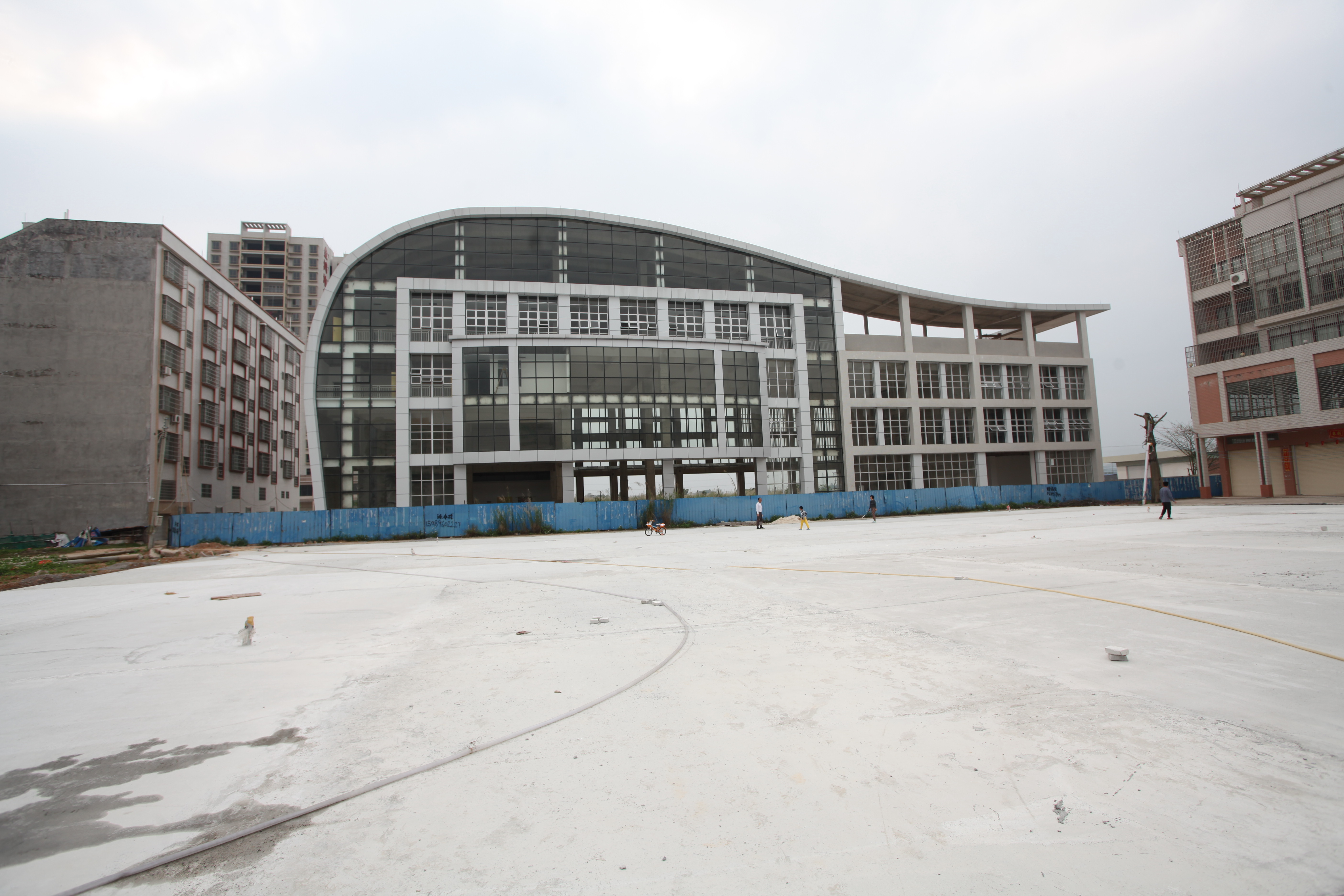 高州汽车客运新站占地面积25000平方米，按国家县级市二级A站场标准设计投建。目前，该站客运大楼已完成主体建设，正进行内部装修；站前广场完成水泥硬底化，现抓紧推进扫尾工程。              （龙步云　车闻达）.jpg