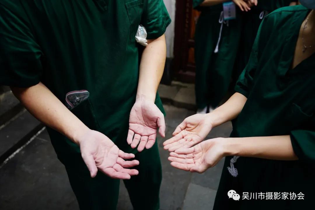 干涩的手  作者：林宏伟.jpg