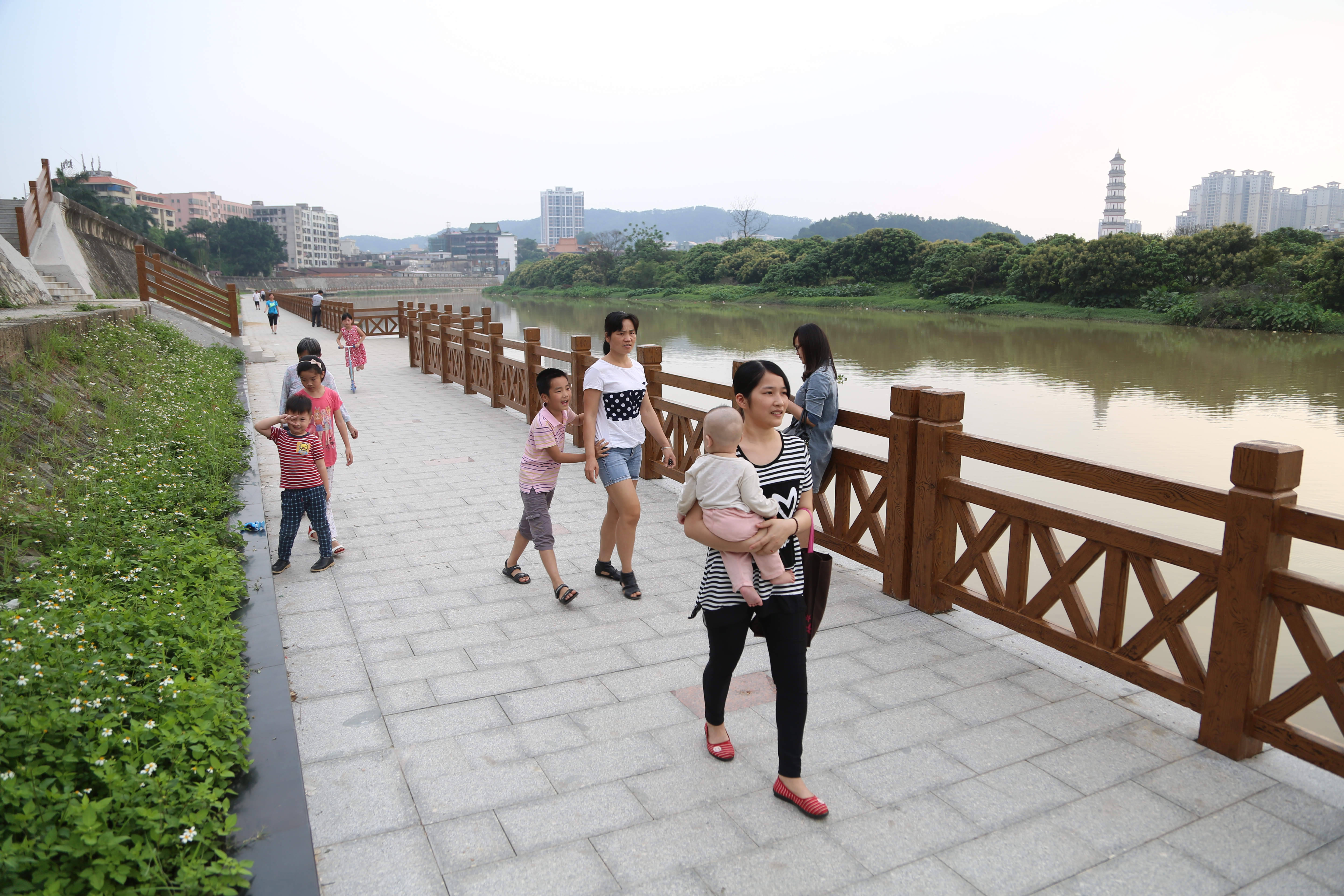 高州城区防洪加固工程人行栈道已建成并对市民开放，这条沿江而建的千米走廊，成为市民休闲赏景的又一好去处。.JPG