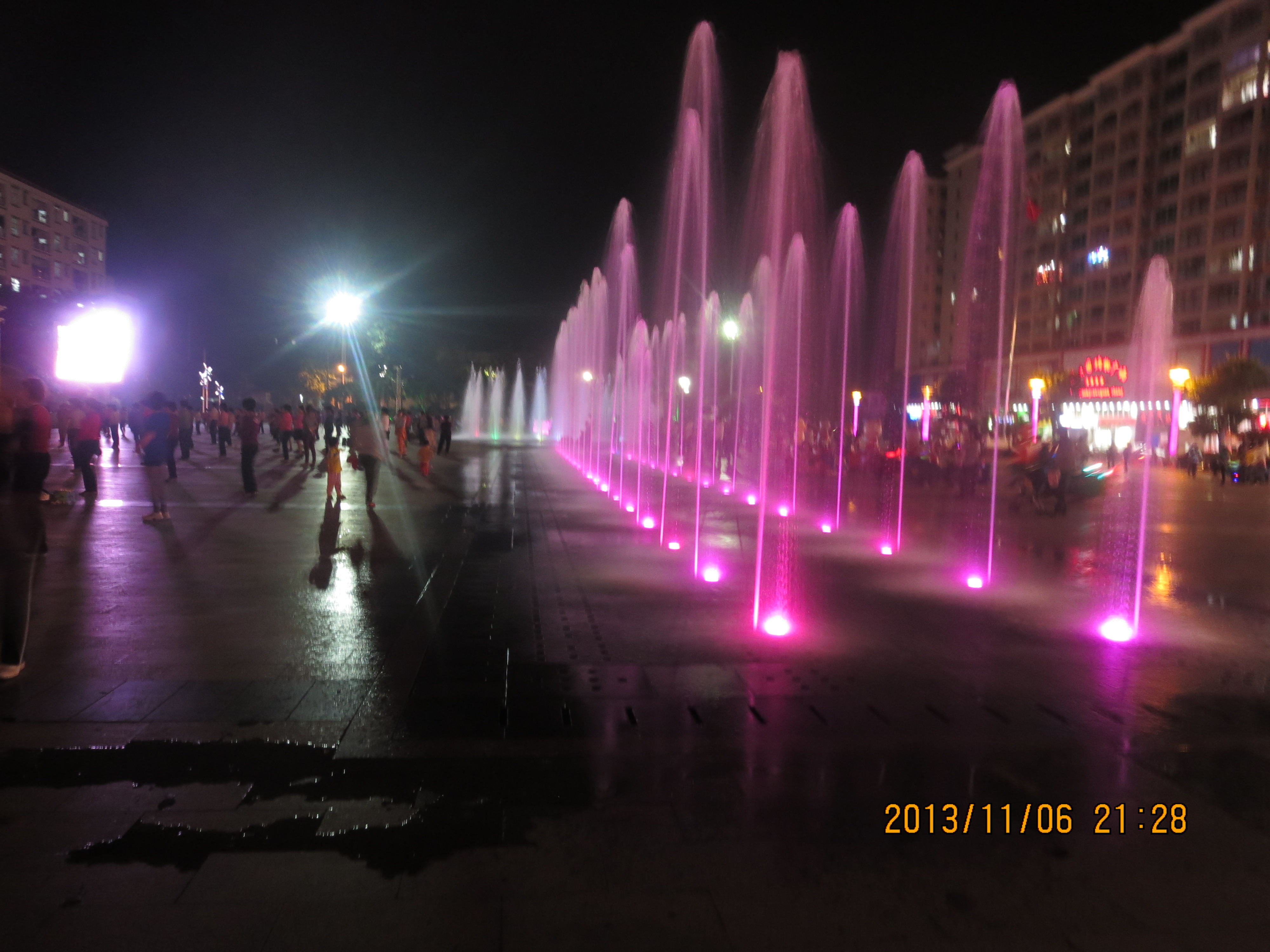 文化广场夜间灯火璀璨.JPG