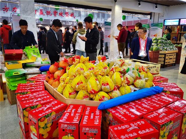 消费扶贫中心（深圳）设有扶农产品展示展销区。