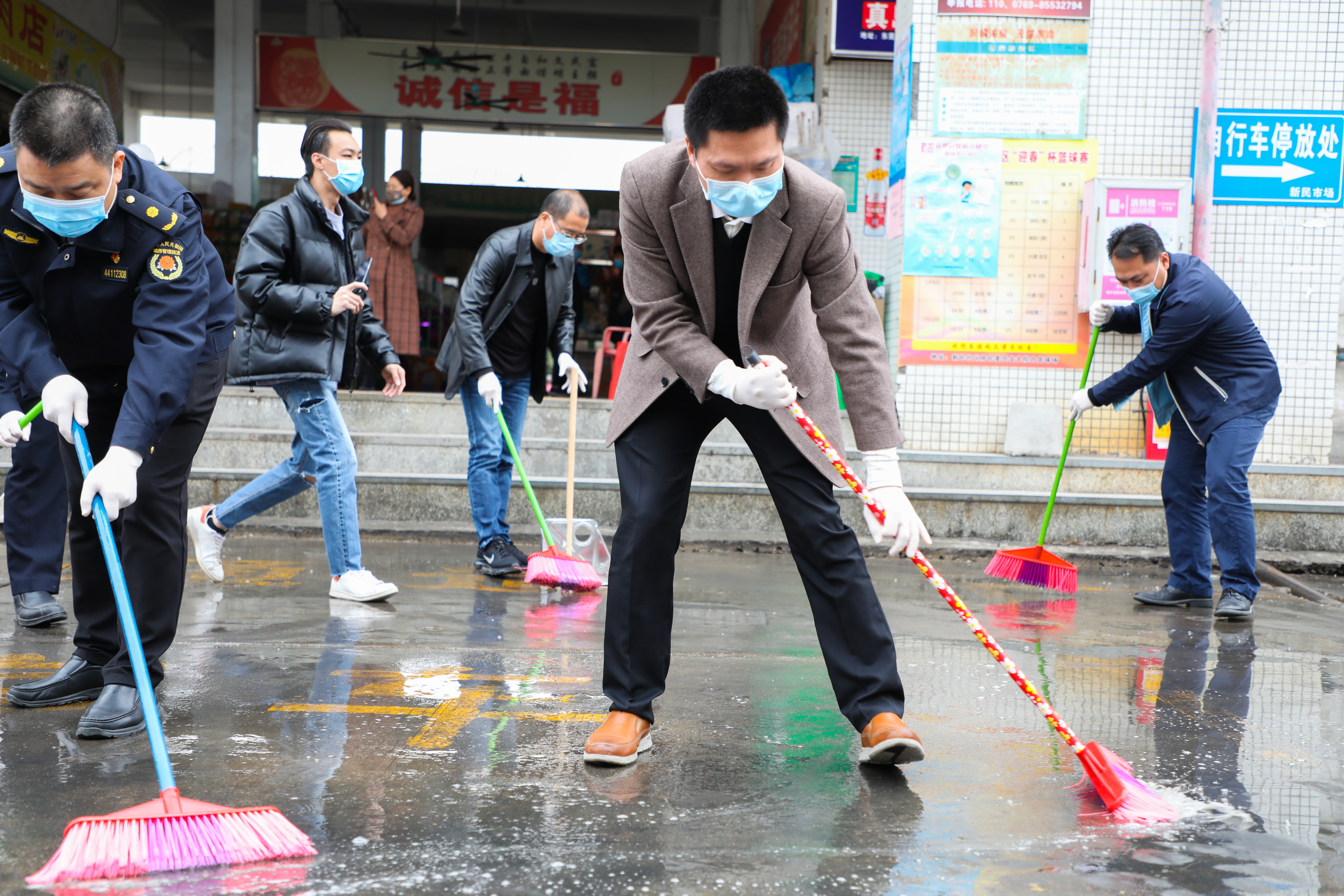 我镇开展“洁净城市活动日”活动.jpg