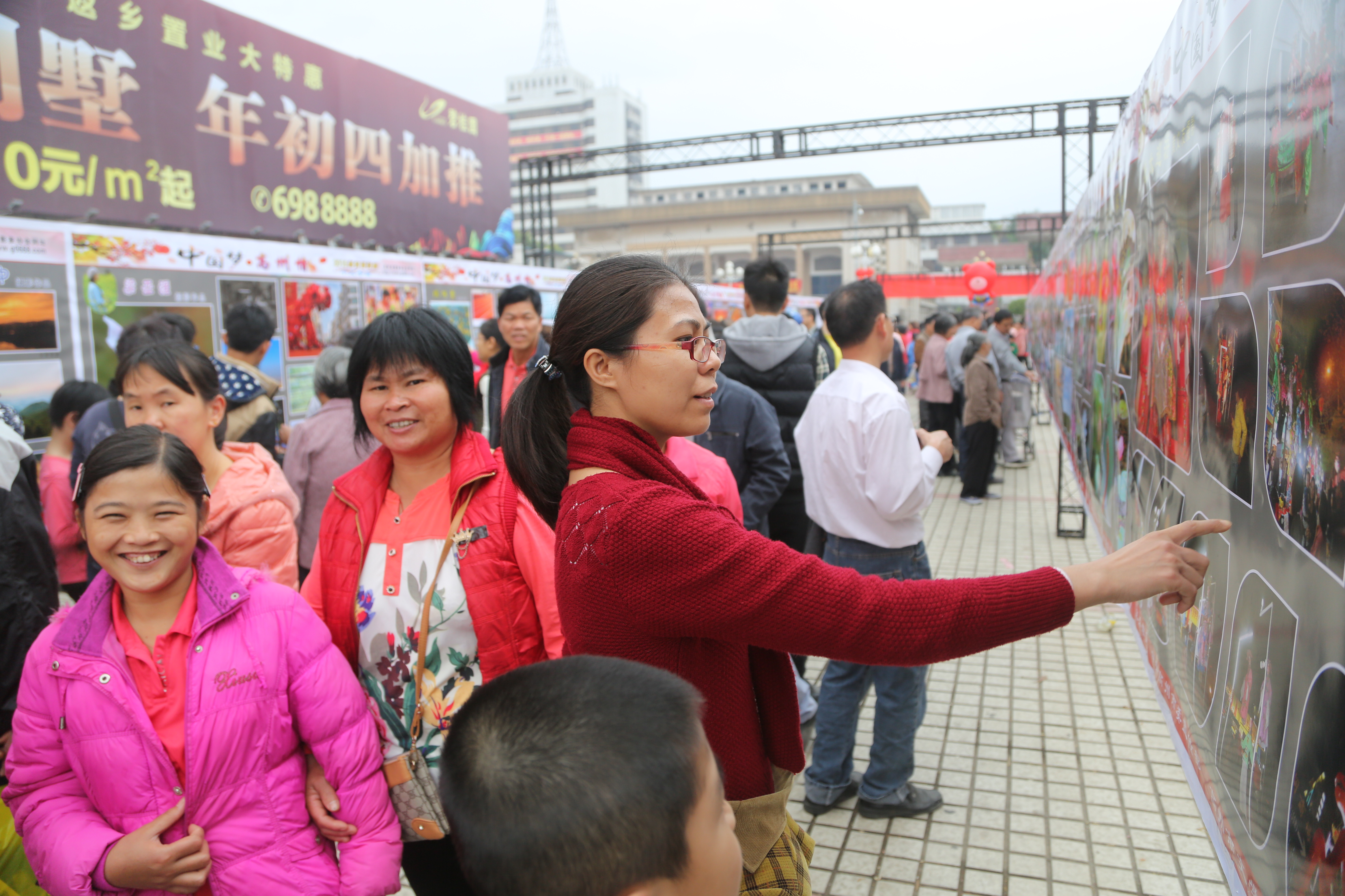 市民观看新春摄影展