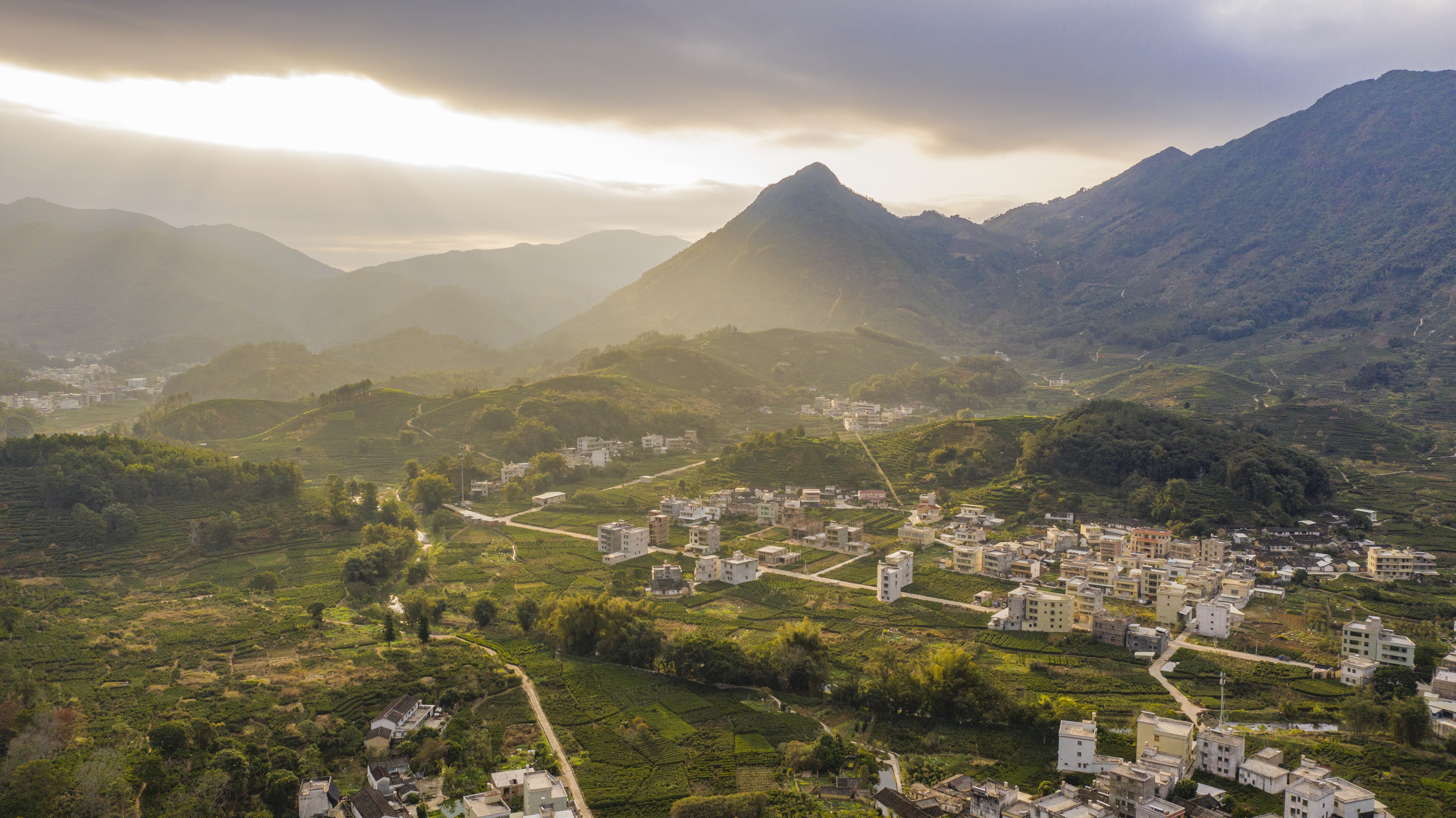 黄扬《晨曦，凤凰山风光》.jpg