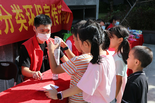 4【标题】长富社区举行垃圾分类宣传活动.jpg