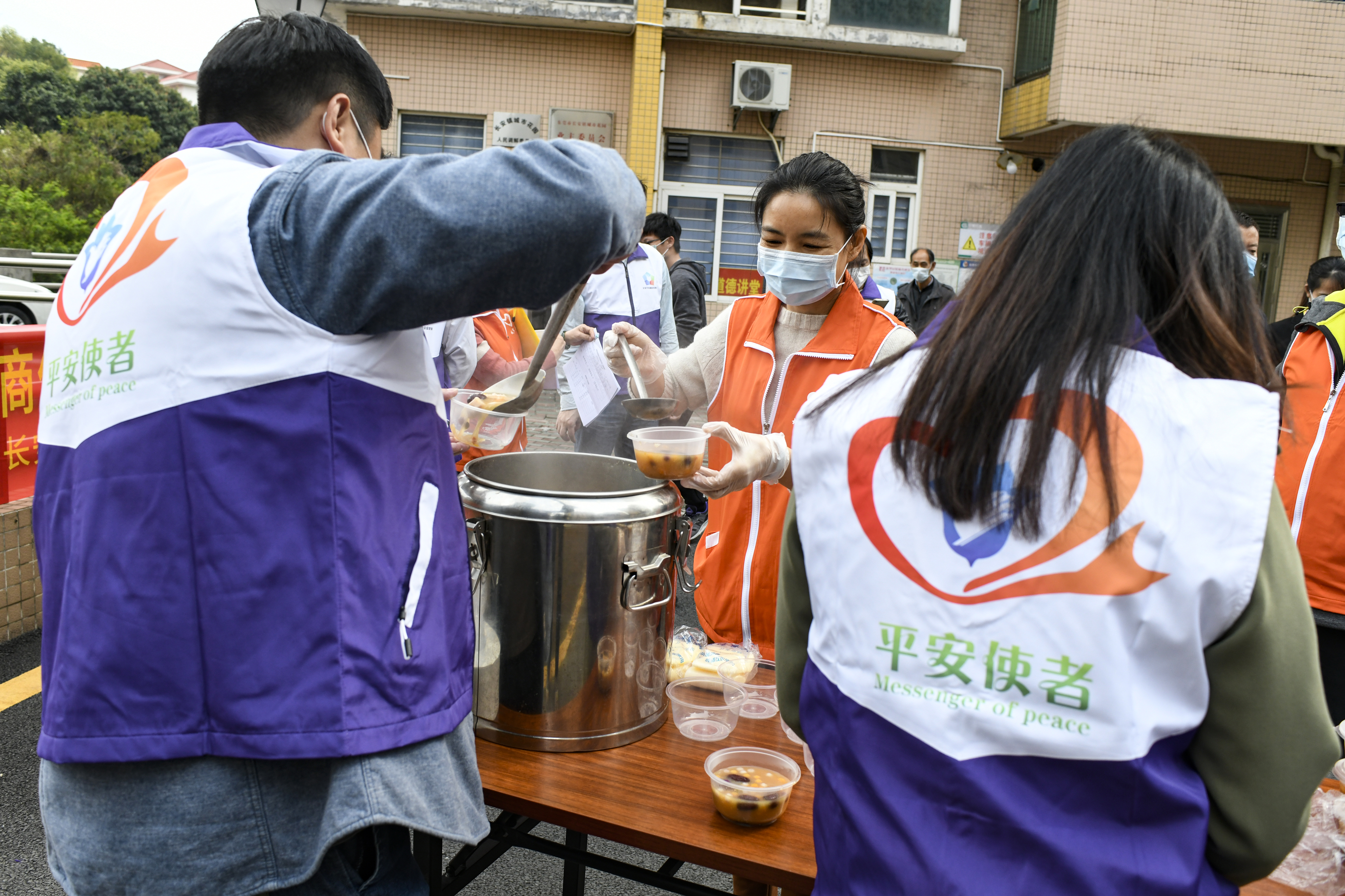 平安使者慰问商住小区一线防疫工作人员.JPG