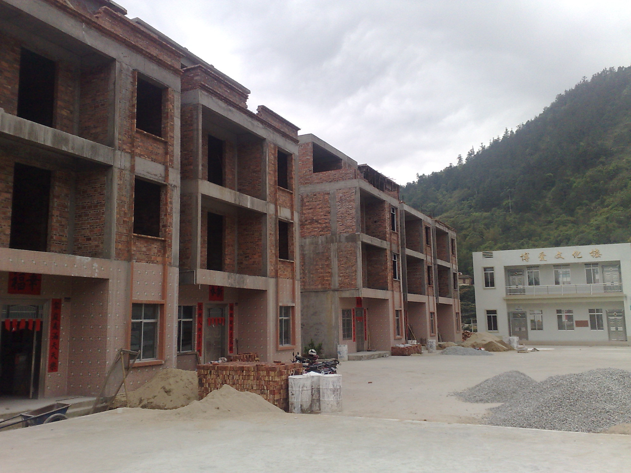 原来的一层楼房，现在普遍加建到三层半，马贵三家村全倒户幸福生活在“增高”。