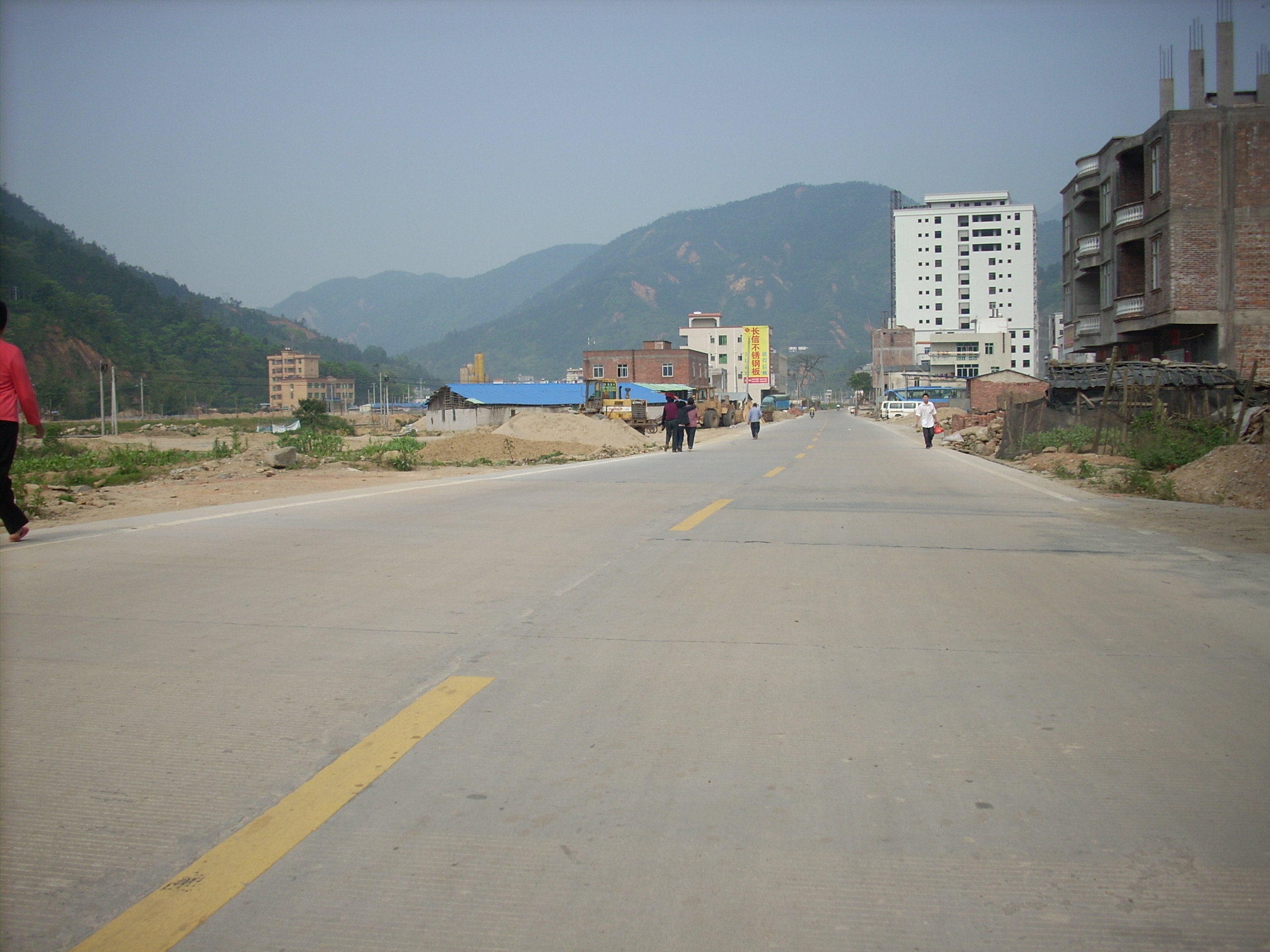 重建公路宽阔平坦