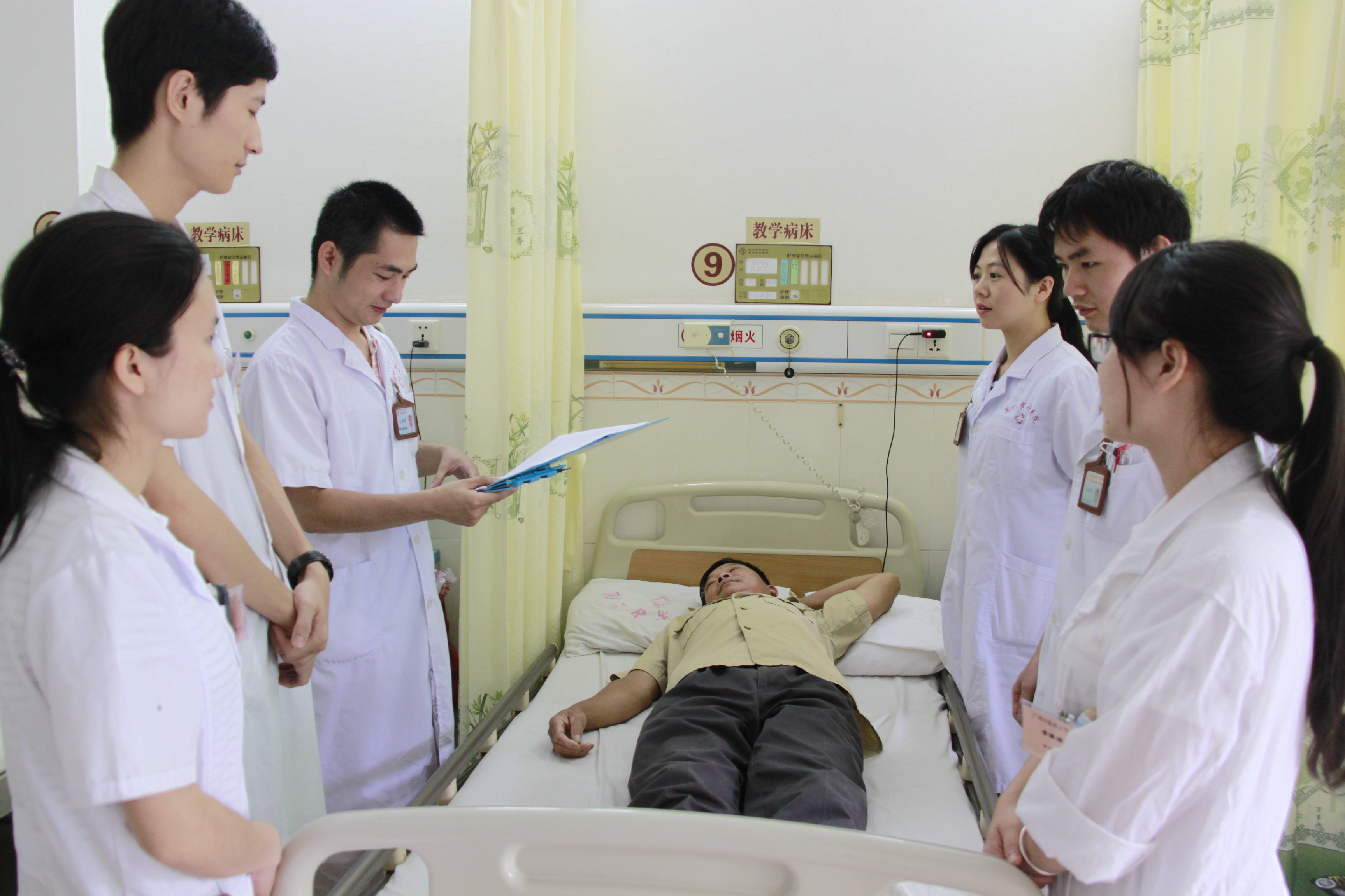 三级医师教学查房。