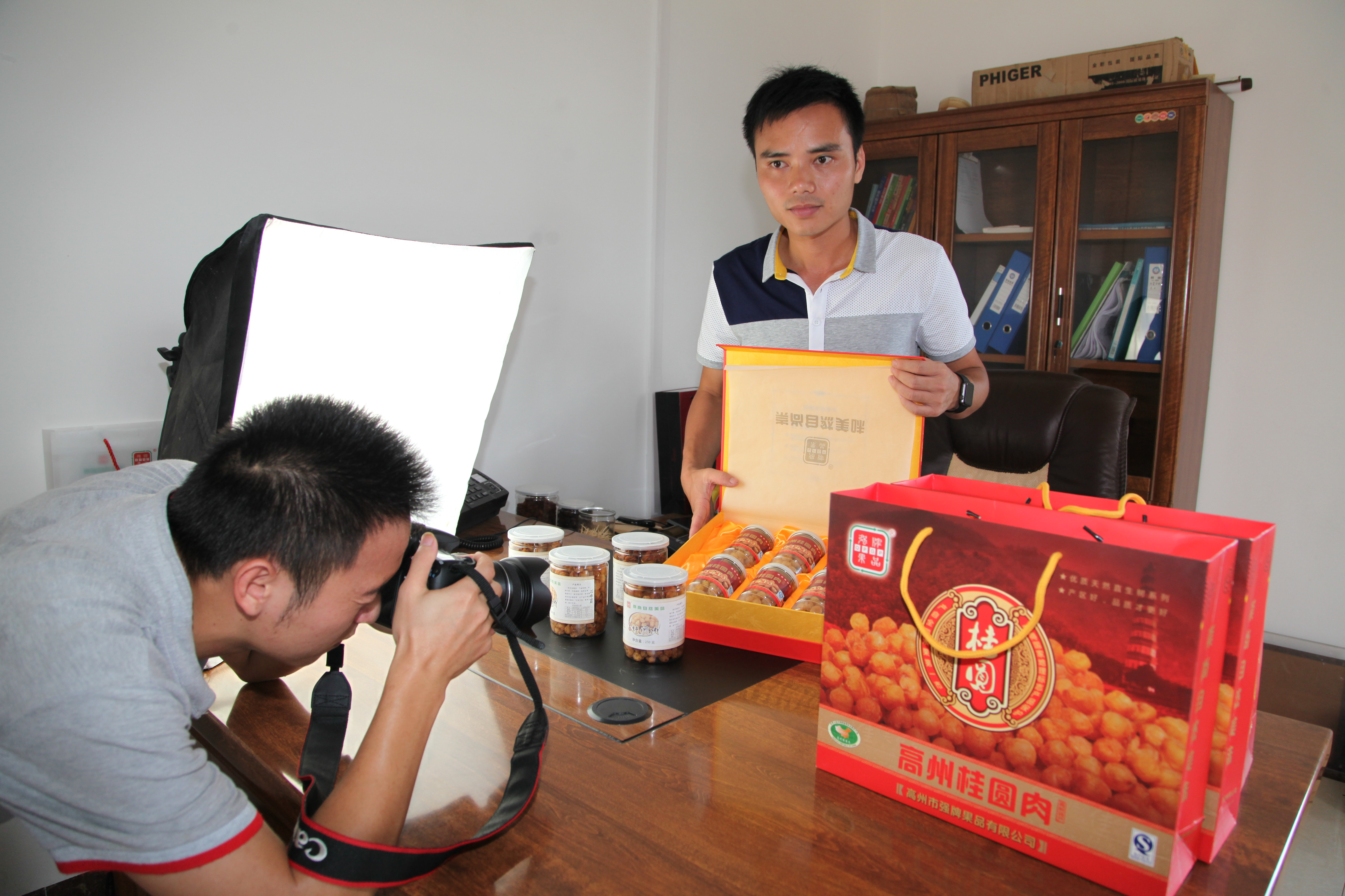 何以锋与伙伴拍摄公司产品图片放上网宣传.。