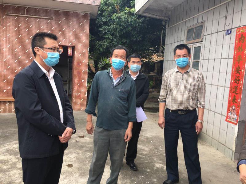 2020年4月13日，四会市委副书记、市长李伟忠（左一）到城中街道伍木荣家调研产业扶贫工作。
