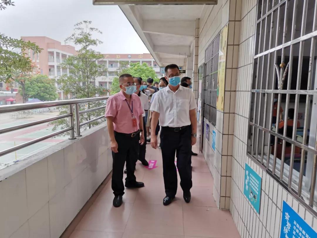 2020年5月25日，市委副书记、市长李伟忠（左一）到清塘小学检查疫情防控和学生返校复课情况。