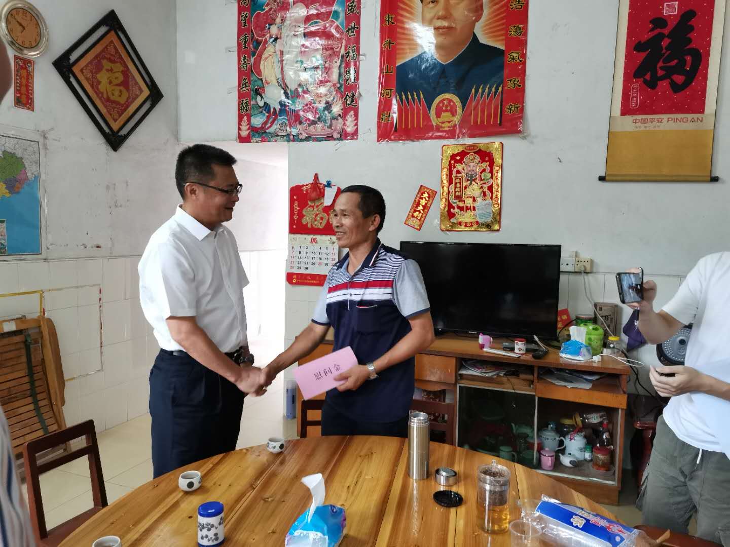 2020年6月29日，四会市委副书记、市长李伟忠慰问迳口镇上观村老党员谢玉球。