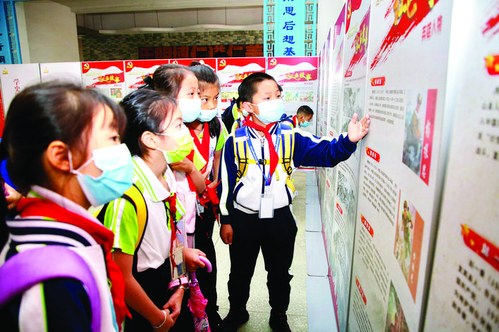     仲恺高新区第二小学同学参观展览。