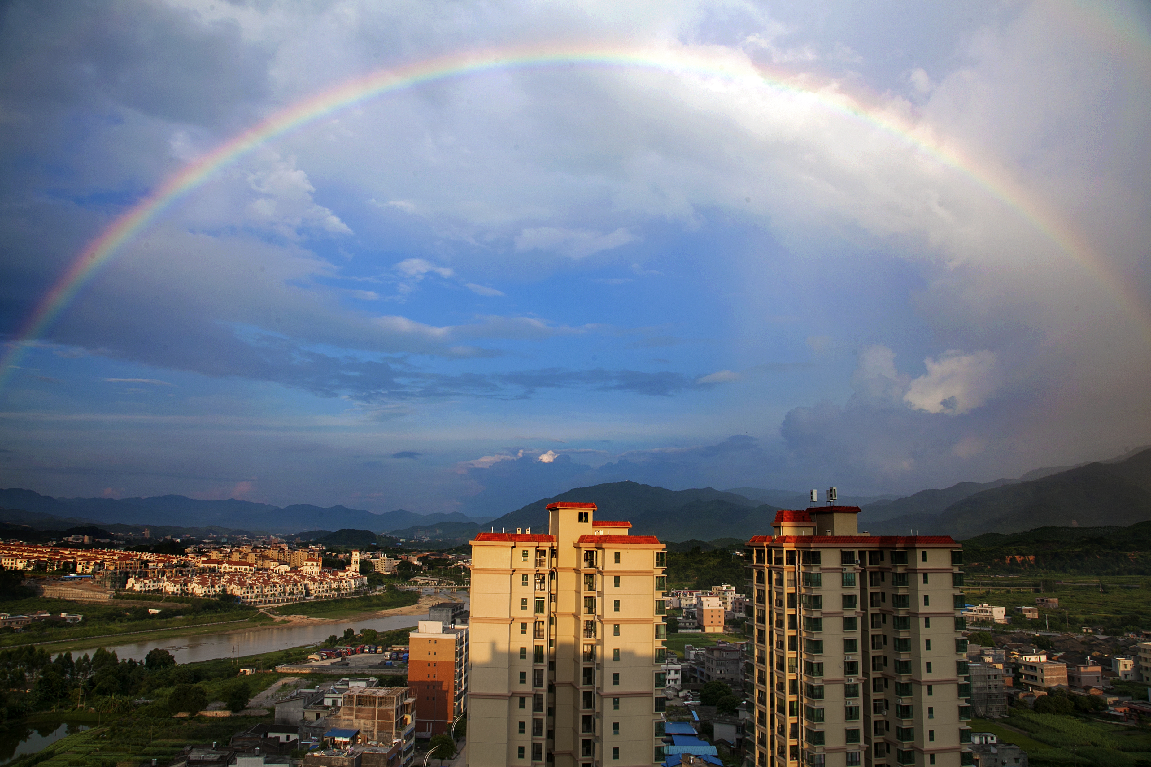 彩虹耀潖江（大图） 林红途（13500299085）.jpg