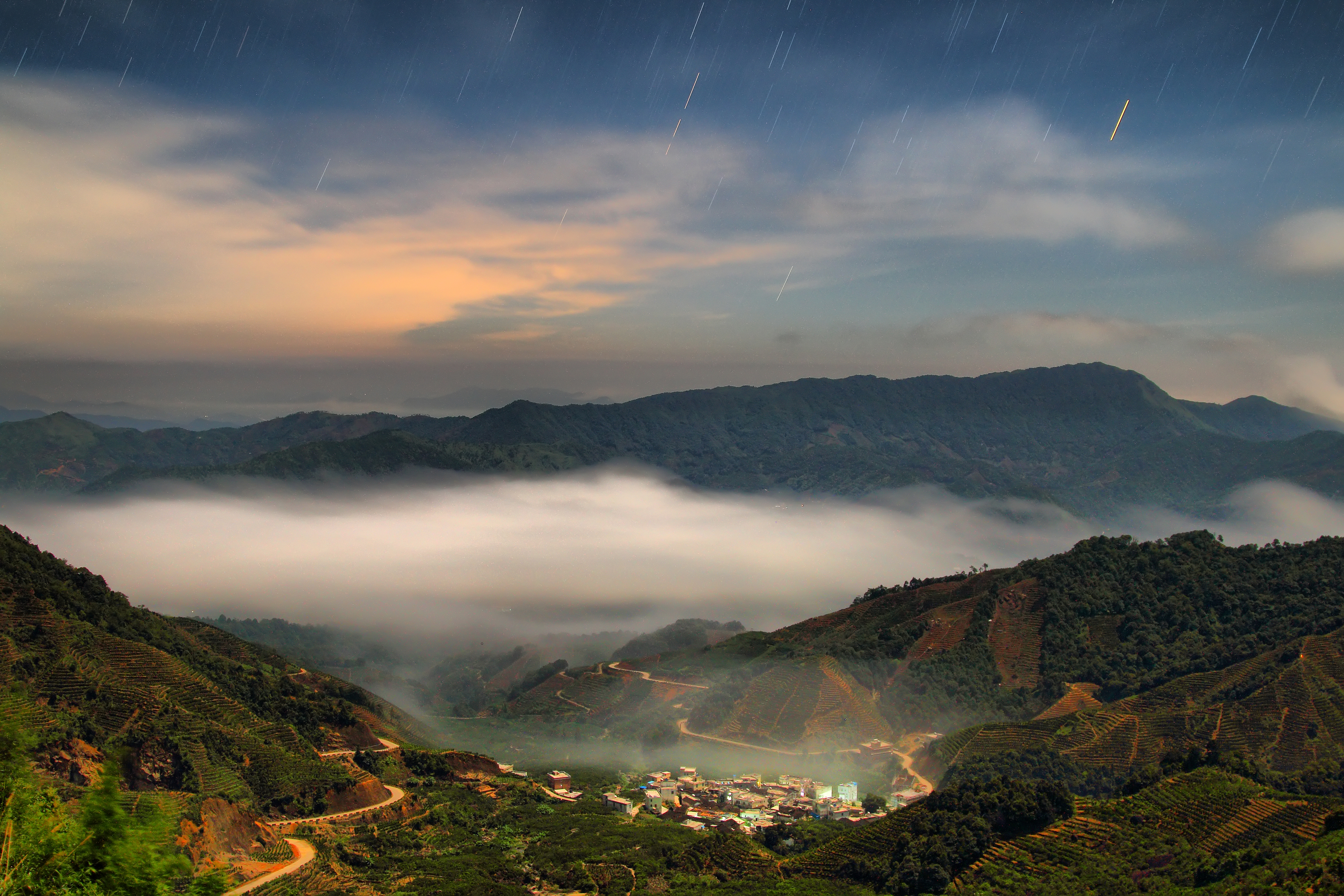 何凯摄影作品《凤凰山夜景》.JPG