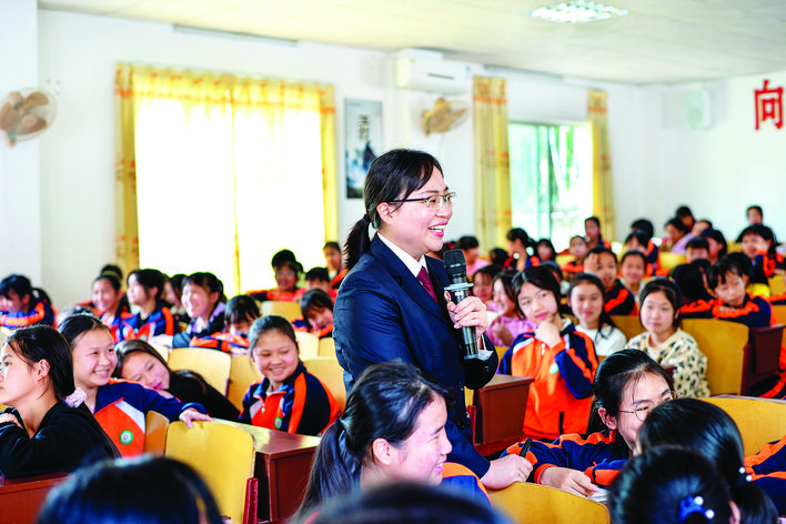     县检察院积极推进检察人员担任法治副校长覆盖至全县中小学、幼儿园。