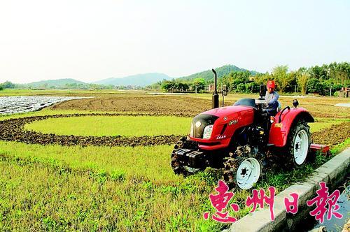 平陵镇光镇村农民用新型农机翻地。.jpg