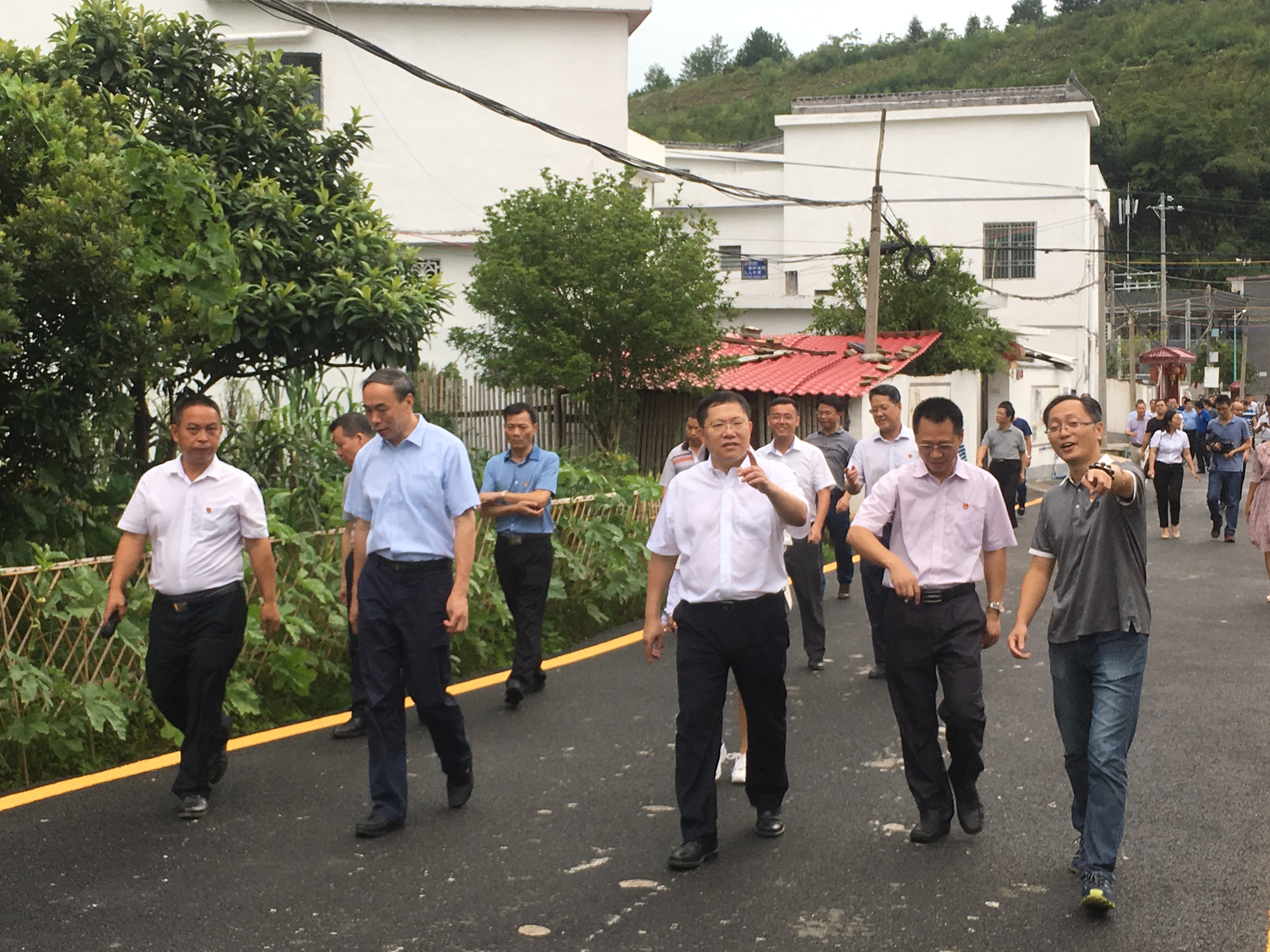 2018年9月，时任肇庆市委副书记张广宁到角湾村交流指导.jpg