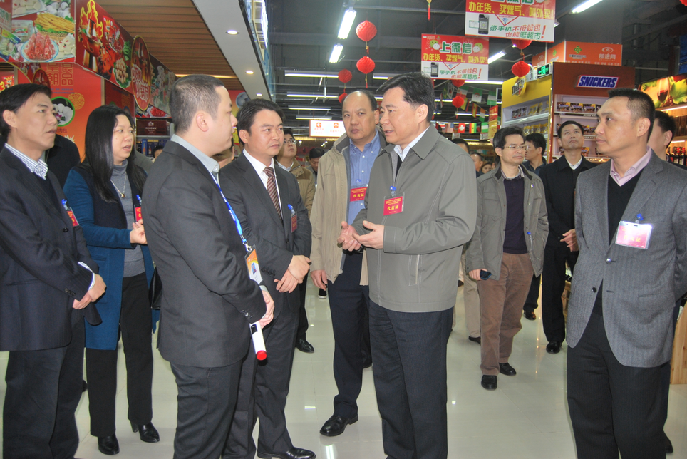 在英德市“即送网”网上超市，参会人员热议其线上线下相结合的商业模式。