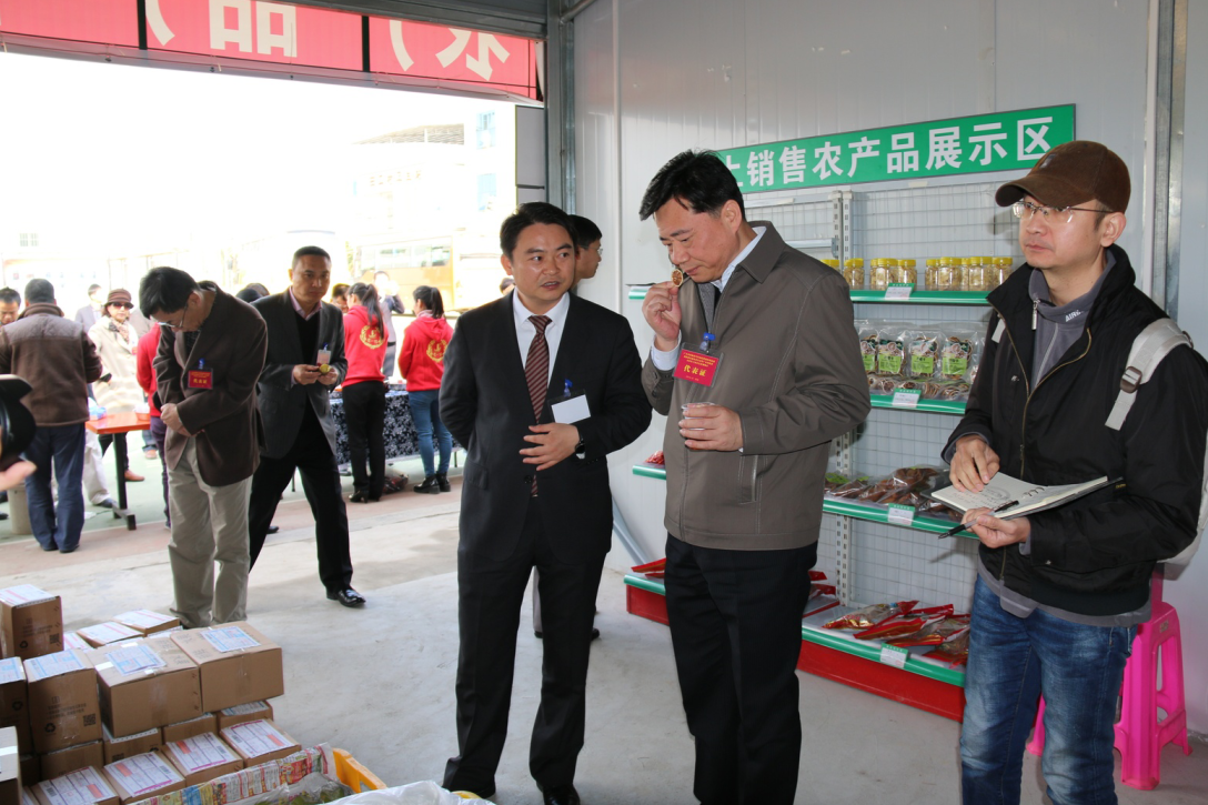 在英德市农村淘宝田江村服务站，省政府副秘书长吴恳对线上销售的干货表示认可